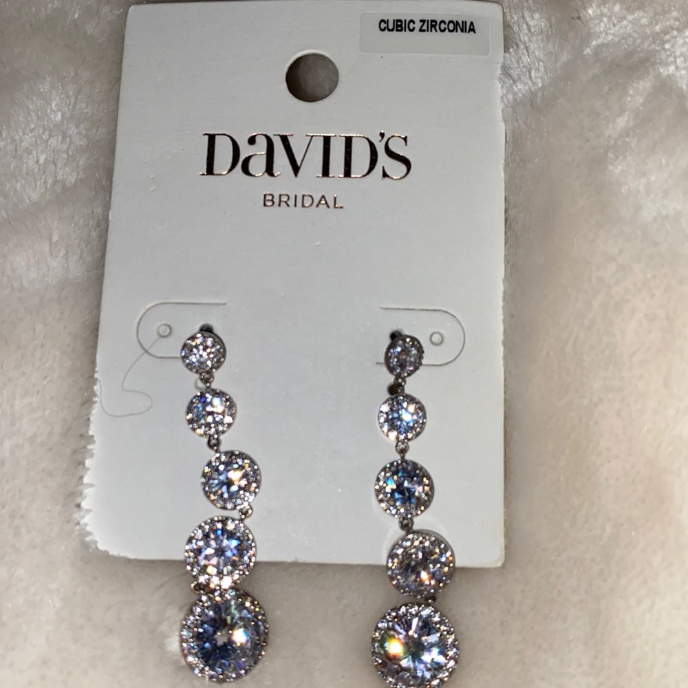 NWT! David’s Bridal Drop Earring